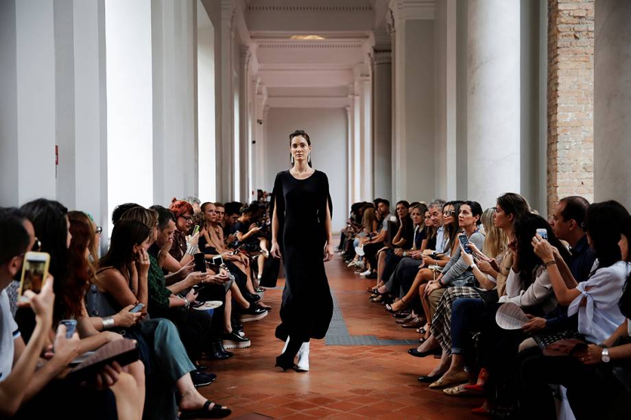 Modelo desfila durante apresentação da estilista Uma Raquel Davidowicz, na São Paulo Fashion Week