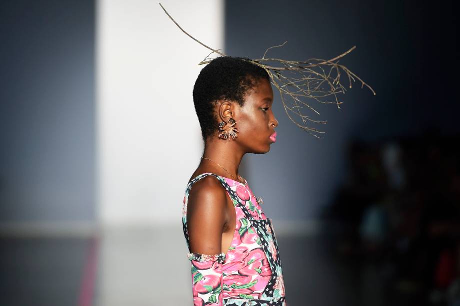 Modelos desfilam pela marca da estilista Isabela Capeto, na 43ª edição do São Paulo Fashion Week, na Bienal do Ibirapuera