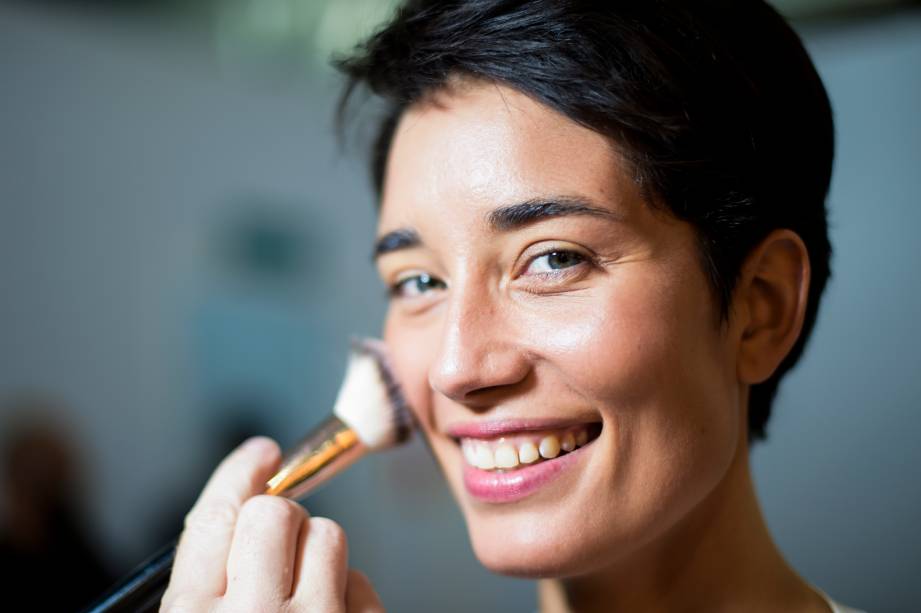 A modelo Marcelia Freesz é maquiada para o desfile da Llas, na São Paulo Fashion Week N43