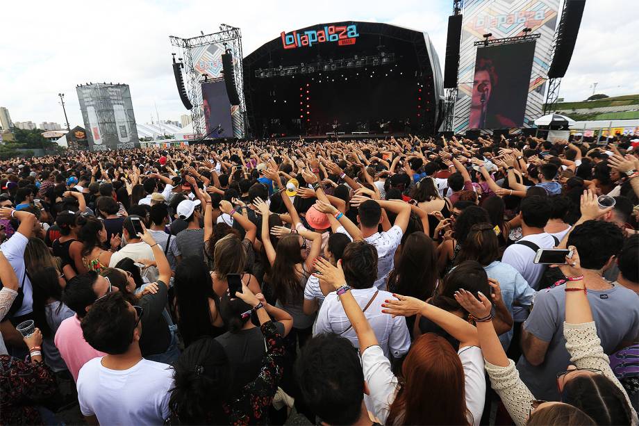 Público curte shows no segundo dia do Lollapalooza, no autódromo de Interlagos, em São Paulo