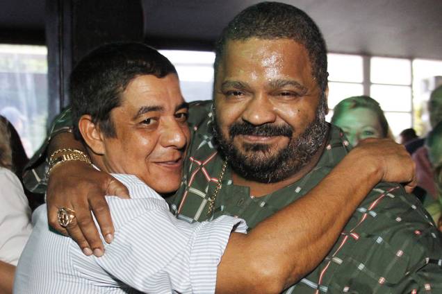 Zeca Pagodinho abraça Arlindo Cruz na abertura do projeto Quintal do Pagodinho, no Píer Bar, na Barra da Tijuca - 17/07/2012 Zeca Pagodinho abraça Arlindo Cruz na abertura do projeto Quintal do Pagodinho, no Píer Bar, na Barra da Tijuca - 17/07/2012