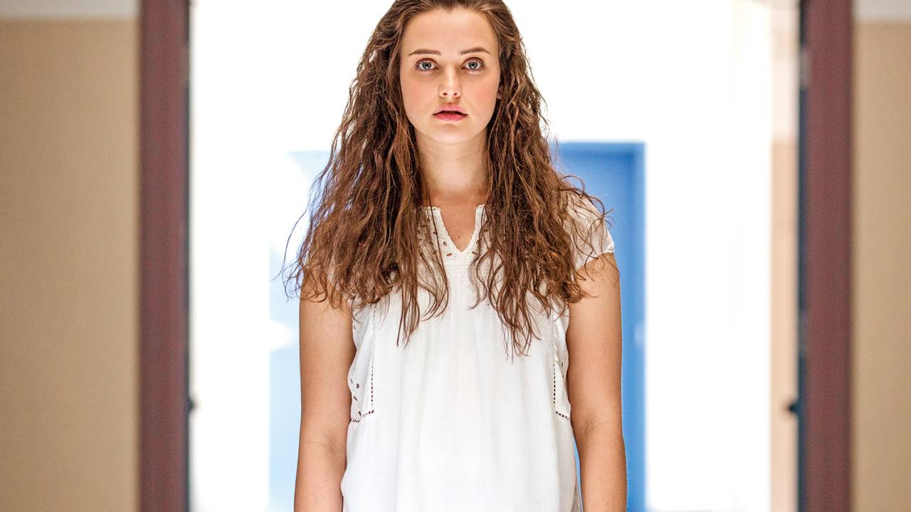 INCÔMODO - Hannah (Katherine Langford) deixa gravações com os motivos que a levaram à morte: banalização?