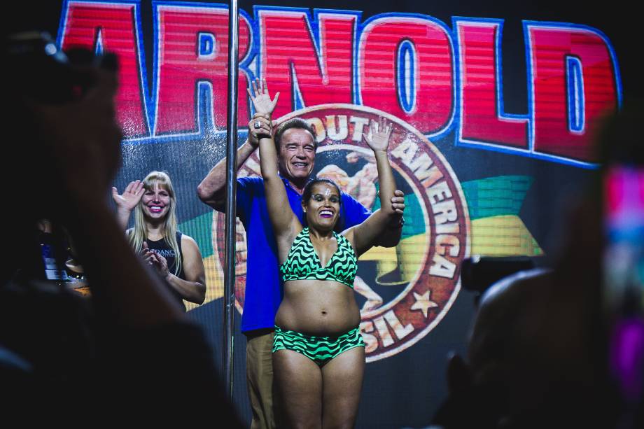 Arnold Schwarzenegger posa com praticante de pole dance deficiente visual