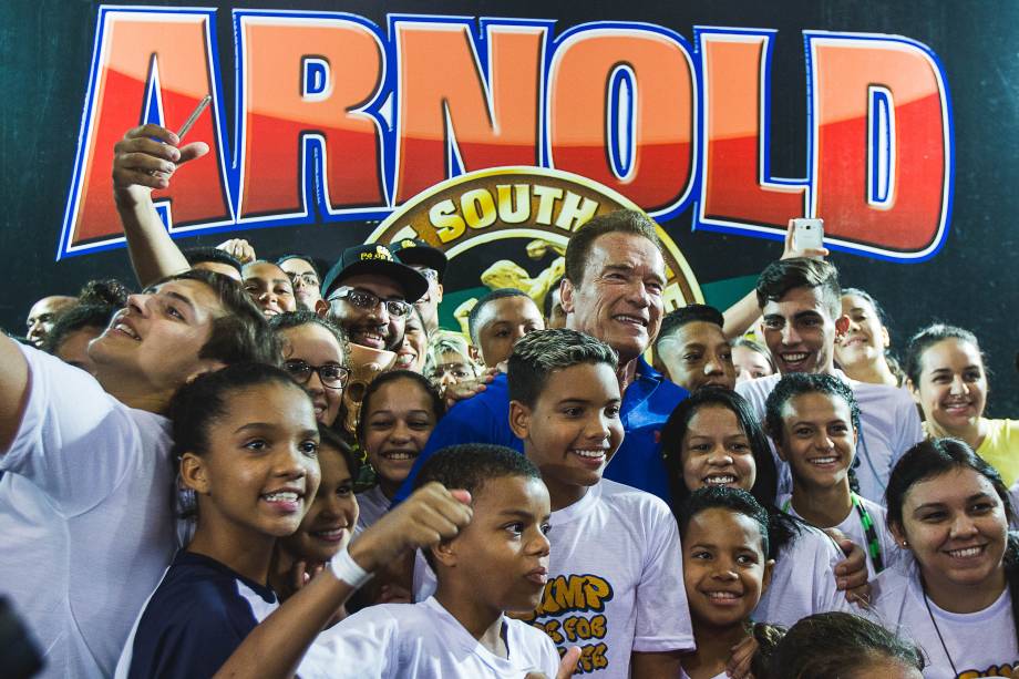 Arnold Schwarzenegger é cercado pelo público durante o evento Arnold Classic South America realizado no Transamérica Expo Center em São Paulo