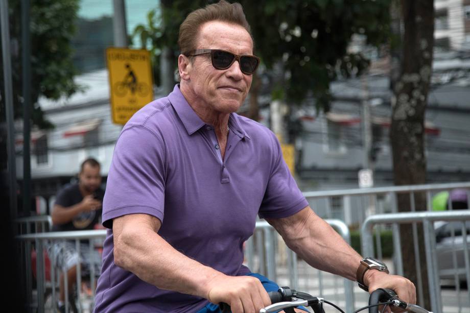 Arnold Schwarzenegger anda de bicicleta em São Paulo