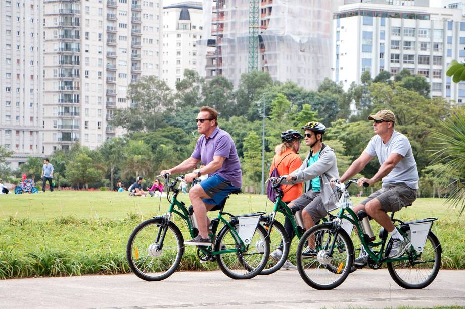 Arnold Schwarzenegger anda de bicicleta em São Paulo