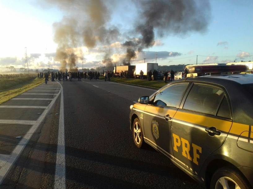 Manifestações em rodovias federais no paraná  por causa dos atos convocados pelas centrais sindicais e pelas redes sociais