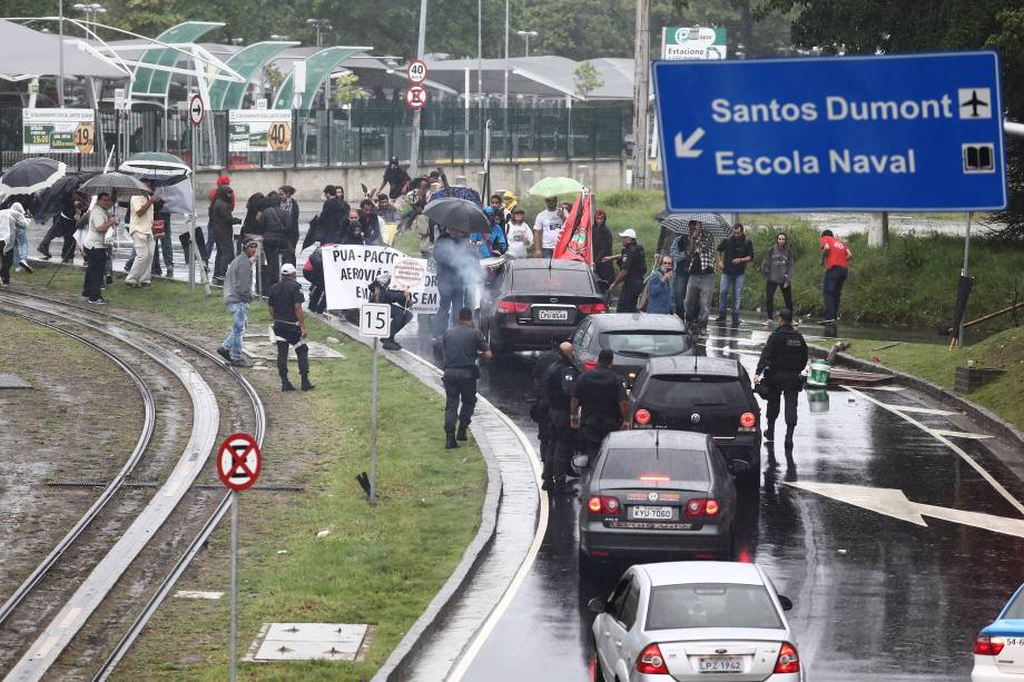 Manifestantes fecham a via de acesso ao Aeroporto Santos Dumont, no Centro do Rio de Janeiro, impedindo a passagem de veículos aos terminais de   embarque e desembarque - 28/04/2017