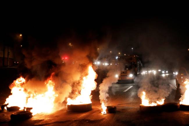 Greve bloqueia rodovias, ruas e marginais