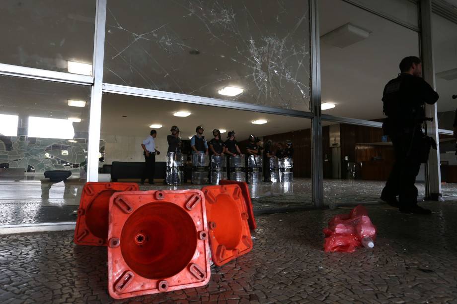 Manifestantes contrários à reforma da   Previdência tentam invadir o prédio   do Congresso Nacional, em Brasília -   18/04/2017