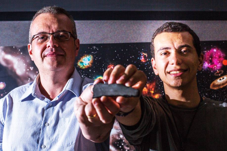 Caçadores de meteoros, Carlos di Pietro à esquerda e Gabriel Gonçalves Silva à direita, durante seminário na USP