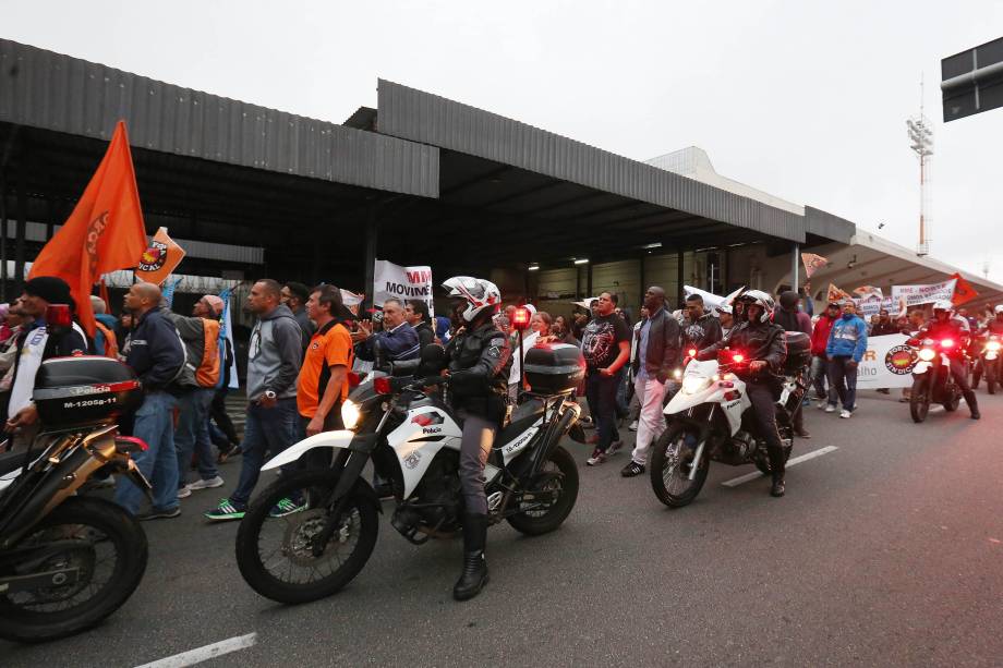 Polícia militar reforça a segurança no entorno do Aeroporto de Congonhas em São Paulo durante manifestação de sindicalistas - 28/04/2017