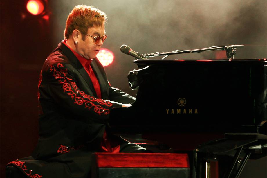 O cantor Elton John dá início à sua turnê brasileira no palco da Pedreira Paulo Leminski, em Curitiba - 31/03/2017