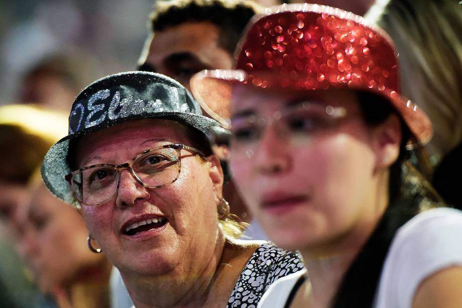 Fãs do cantor Elton John durante apresentação no Allianz Parque, na zona oeste de São Paulo - 06/04/2017