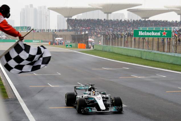 Lewis Hamilton da Mercedes recebe a bandeirada da vitória no Grande Prêmio da China de Fórmula 1 - 09/04/2017 Lewis Hamilton da Mercedes recebe a bandeirada da vitória no Grande Prêmio da China de Fórmula 1 - 09/04/2017
