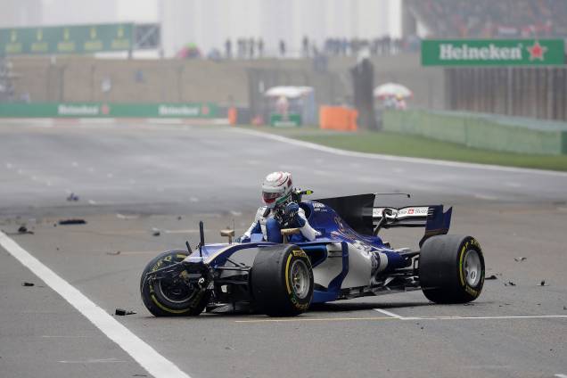 O piloto italiano Antonio Giovinazzi da Sauber abandona a prova após se chocar com o muro nas primeiras voltas do Grande Prêmio da China - 09/04/2017 O piloto italiano Antonio Giovinazzi da Sauber abandona a prova após se chocar com o muro nas primeiras voltas do Grande Prêmio da China - 09/04/2017