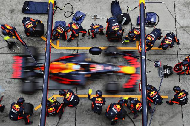 Equipe Red Bull realiza troca de pneus do piloto australiano Daniel Ricciardo durante o Grande Prêmio da China - 09/04/2017 Equipe Red Bull realiza troca de pneus do piloto australiano Daniel Ricciardo durante o Grande Prêmio da China - 09/04/2017