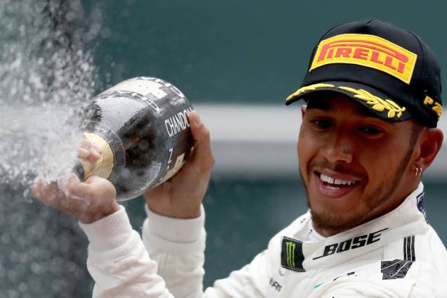 O piloto britânico Lewis Hamilton, festeja a vitória no Grande Prêmio da China - 09/04/2017 O piloto britânico Lewis Hamilton, festeja a vitória no Grande Prêmio da China - 09/04/2017