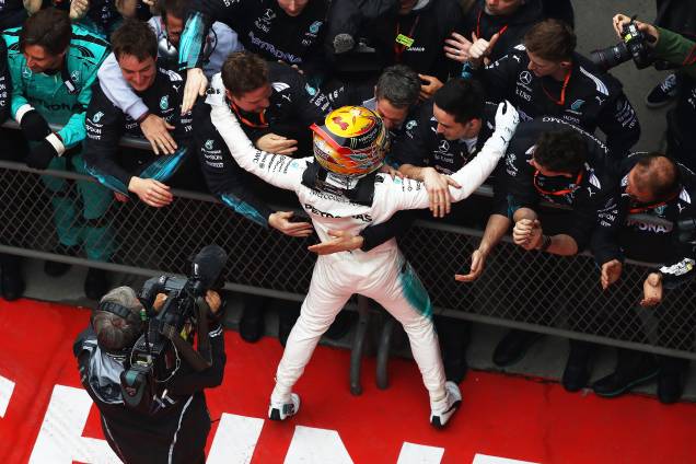 O piloto britânico Lewis Hamilton, festeja com os companheiros da equipe Mercedes após vitória no Grande Prêmio da China - 09/04/2017 O piloto britânico Lewis Hamilton, festeja com os companheiros da equipe Mercedes após vitória no Grande Prêmio da China - 09/04/2017