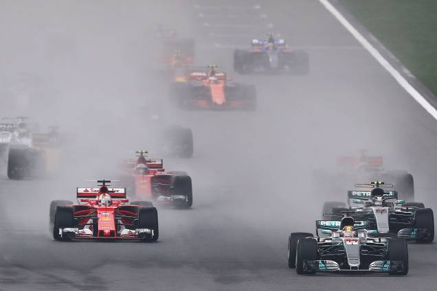 O britânico Lewis Hamilton da Mercedes manteve a primeira posição após a largada do Grande Prêmio da China, em Xangai - 09/04/2017 O britânico Lewis Hamilton da Mercedes manteve a primeira posição após a largada do Grande Prêmio da China, em Xangai - 09/04/2017