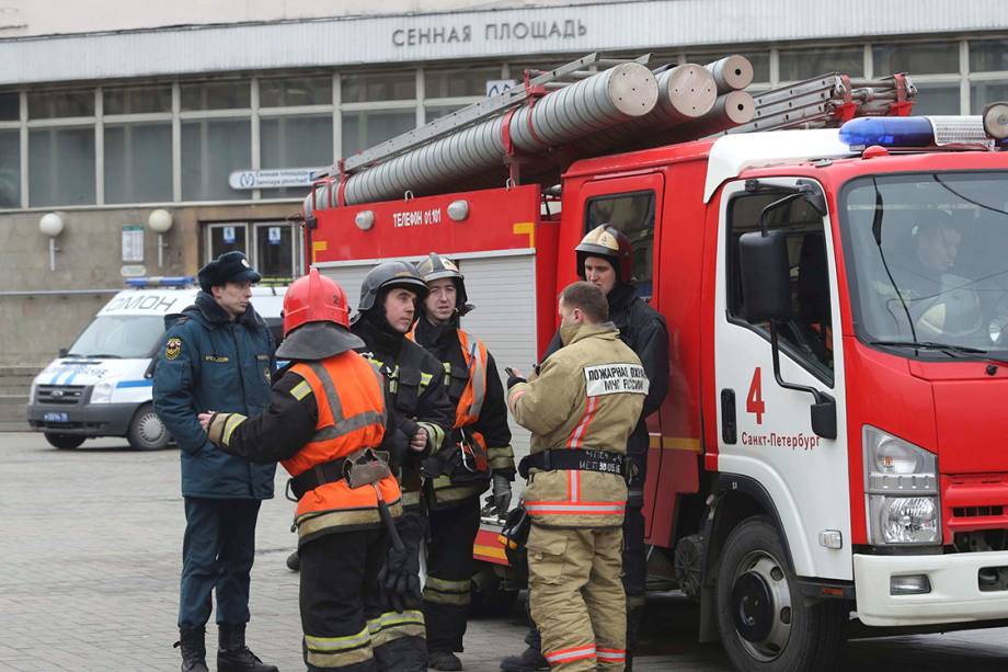 Equipes de resgate atendem vítimas das explosões nas estações de metrô de São Petersburgo, na Rússia, que deixaram pelo menos dez mortos e 50 feridos