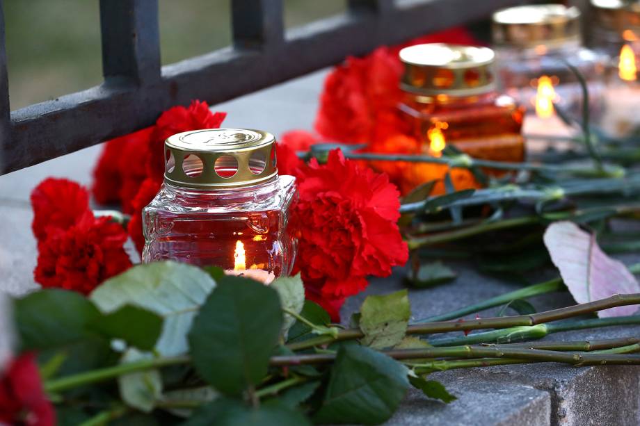 Pessoas deixam flores e velas na estação de metrô de São Petersburgo, na Rússia, atingida por uma explosão -03/04/2017