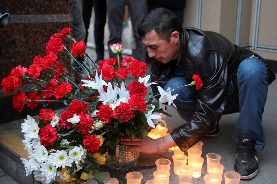 Pessoas deixam flores na estação de metrô de São Petersburgo, na Rússia, atingida por uma explosão -03/04/2017