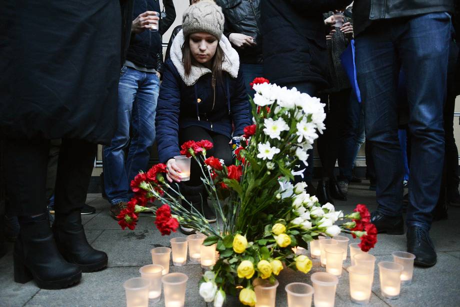 Pessoas deixam flores e velas na estação de metrô de São Petersburgo, na Rússia, atingida por uma explosão -03/04/2017