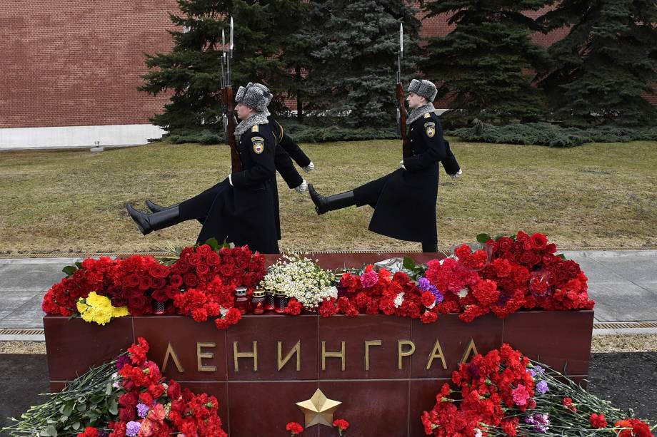 Pessoas deixam flores na estação de metrô de São Petersburgo, na Rússia, atingida por uma explosão -04/04/2017