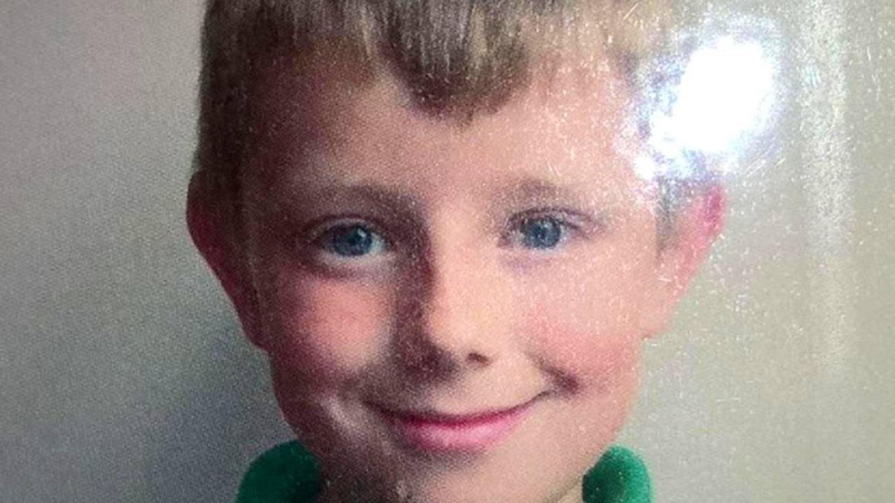 Menino desaparecido é encontrado escondido debaixo da cama