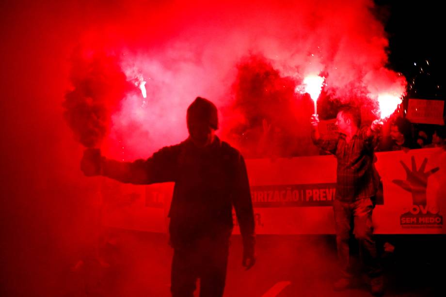 Manifestantes protestam contra as reformas da previdência e trabalhista do governo Michel Temer, no Largo da Batata em São Paulo, SP - 28/04/2017