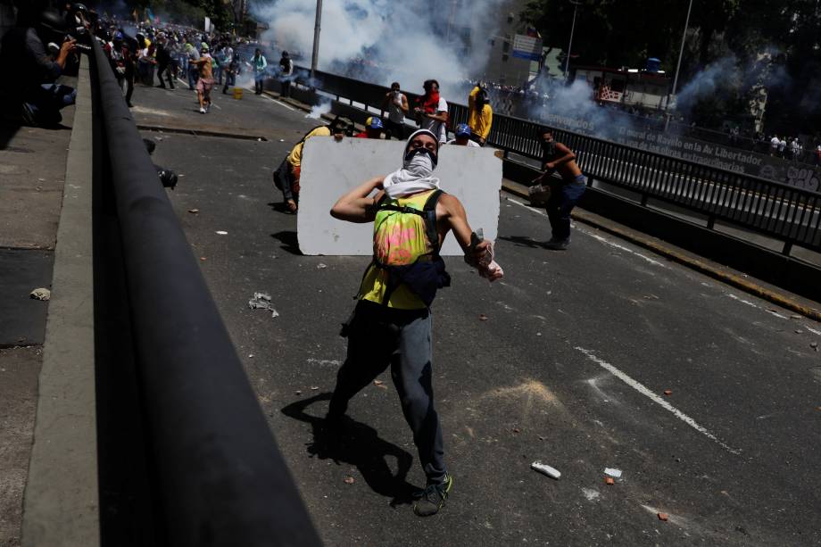 Manifestantes entram em confronto com a polícia durante ato contra o governo de Nicolás Maduro em Caracas, na Venezuela - 08/04/2017