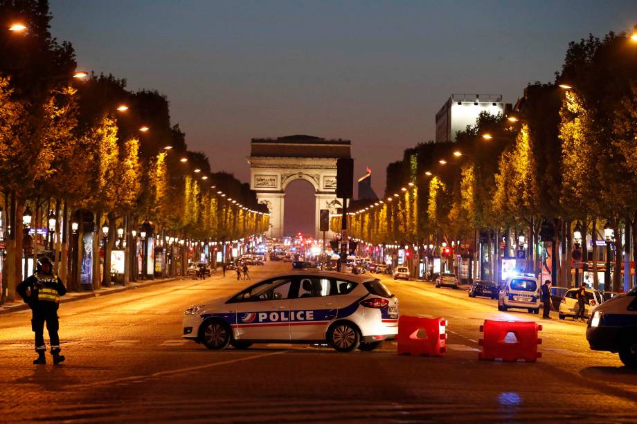 Polícia realiza operação de segurança na Avenida Champs Élysee depois de um policial ser morto e outro ferido por um atirador em Paris, na França - 20/04/2017