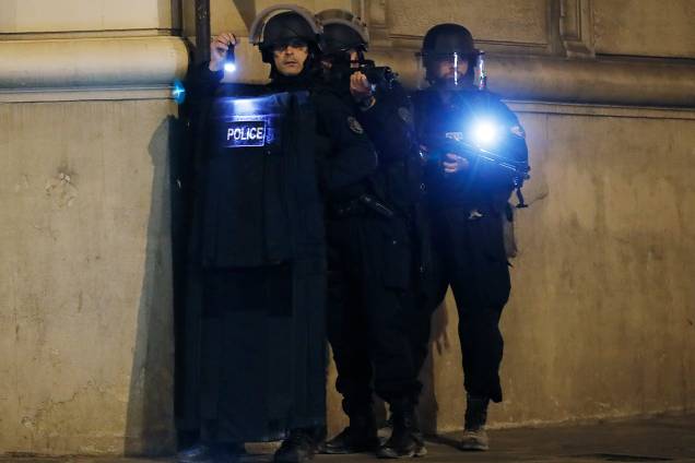 Policiais bloqueiam o acesso de uma rua perto da Champs Élysees após um
policial ser morto e outro ferido em um tiroteio na principal avenida de Paris - 20/04/2017 Policiais bloqueiam o acesso de uma rua perto da Champs Élysees após um
policial ser morto e outro ferido em um tiroteio na principal avenida de Paris - 20/04/2017