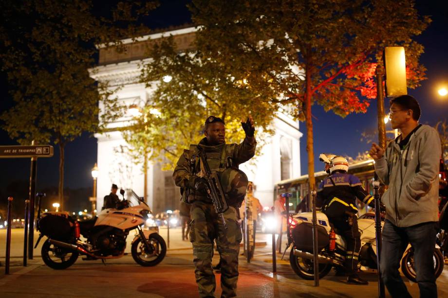 Soldado armado nos arredores da Champs Élysees após um policial ser morto e outro dois ficarem feridos em um tiroteio no centro de Paris, na França - 20/04/2017