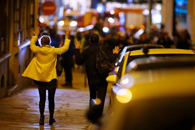 Mulheres levantam os braços para mostrar as mãos enquanto caminham em direção a polícia após tiroteio na Champs Élysees, na França - 20/04/2017 Mulheres levantam os braços para mostrar as mãos enquanto caminham em direção a polícia após tiroteio na Champs Élysees, na França - 20/04/2017