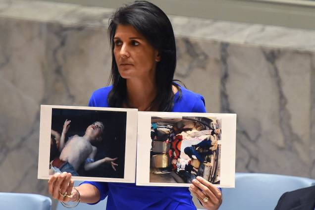 A embaixadora americana na ONU, Nikki Haley, mostra fotos de vítimas de suposto ataque químico na Síria - 05/04/2017 A embaixadora americana na ONU, Nikki Haley, mostra fotos de vítimas de suposto ataque químico na Síria - 05/04/2017