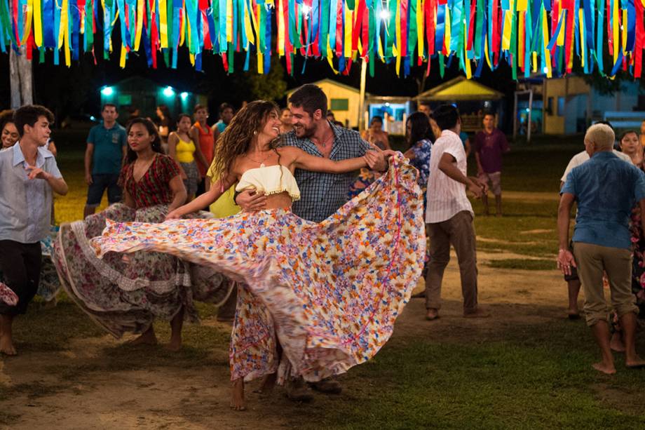 Casal Zeca (Marco Pigossi) e  Ritinha (Isis Valverde), em cenas da novela A Força do Querer