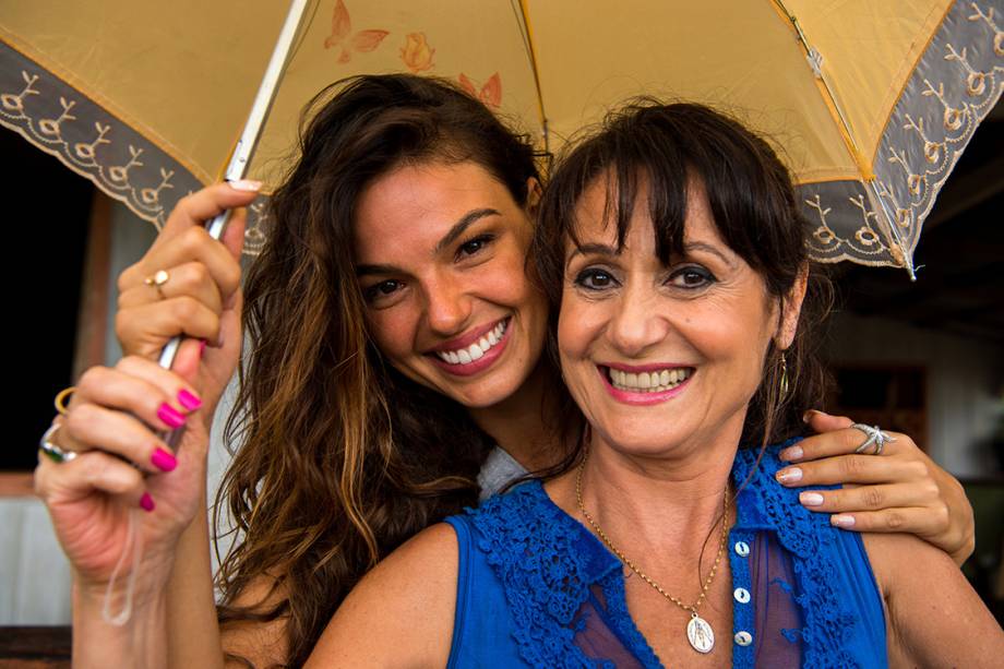 Ritinha (Isis Valverde) e Edinalva (Zezé Polessa), contracenando na novela A Força do Querer