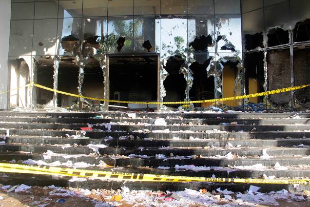 Prédio do Congresso incendiados por manifestantes protestando contra a aprovação de uma emenda constitucional para reeleição presidencial, em Assunção - 01/04/2017 Prédio do Congresso incendiados por manifestantes protestando contra a aprovação de uma emenda constitucional para reeleição presidencial, em Assunção - 01/04/2017