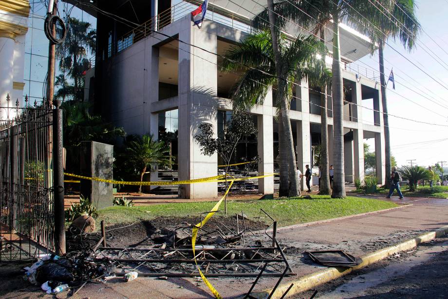 Prédio do Congresso incendiados por manifestantes protestando contra a aprovação de uma emenda constitucional para reeleição presidencial, em Assunção - 01/04/2017