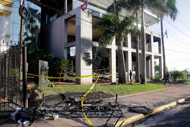 Prédio do Congresso incendiados por manifestantes protestando contra a aprovação de uma emenda constitucional para reeleição presidencial, em Assunção - 01/04/2017 Prédio do Congresso incendiados por manifestantes protestando contra a aprovação de uma emenda constitucional para reeleição presidencial, em Assunção - 01/04/2017