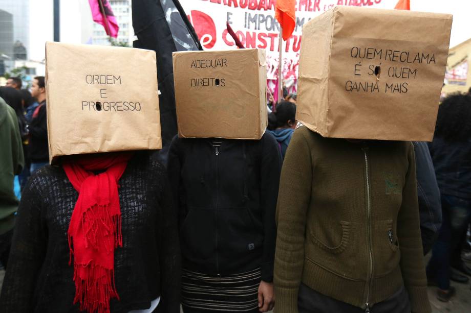 Durante a Greve Geral, manifestantes protestaram contra as reformas da previdência e trabalhista do governo Michel Temer, no Largo da Batata em São Paulo, SP - 28/04/2017