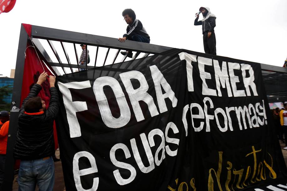 Durante a Greve Geral, manifestantes protestaram contra as reformas da previdência e trabalhista do governo Michel Temer, no Largo da Batata em São Paulo, SP - 28/04/2017