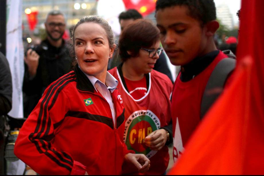 A senadora Gleisi Hoffmann durante protesto contra as reformas da previdência e trabalhista do governo Michel Temer, no Largo da Batata em São Paulo, SP - 28/04/2017