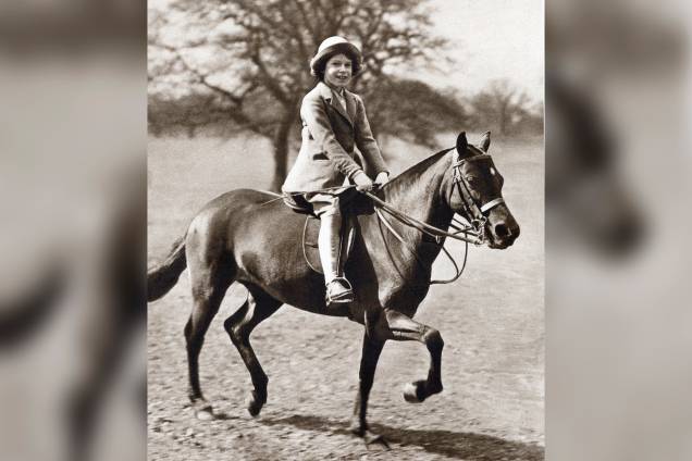 Princesa Elizabeth monta seu pônei no Windsor Grand Park, os anos 30 Princesa Elizabeth monta seu pônei no Windsor Grand Park, os anos 30