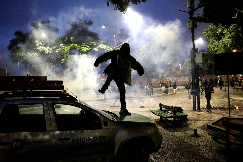 Manifestante vandaliza um carro durante protestos no Rio de Janeiro contra as reformas da previdência e trabalhista do governo Michel Temer - 28/04/2017