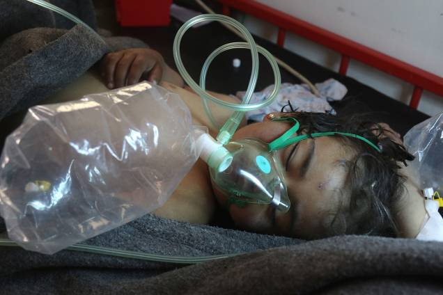 Equipes de ajuda humanitária socorrem crianças depois de um suposto ataque com gás na cidade de Khan Sheikhoun, na Síria - 04/04/2017 Equipes de ajuda humanitária socorrem crianças depois de um suposto ataque com gás na cidade de Khan Sheikhoun, na Síria - 04/04/2017