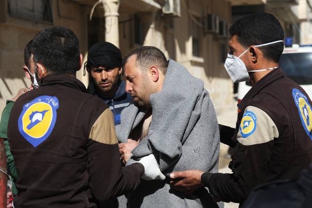 Equipes de ajuda humanitária socorrem um homem depois de um suposto ataque com gás na cidade de Khan Sheikhoun, na Síria - 04/04/2017 Equipes de ajuda humanitária socorrem um homem depois de um suposto ataque com gás na cidade de Khan Sheikhoun, na Síria - 04/04/2017