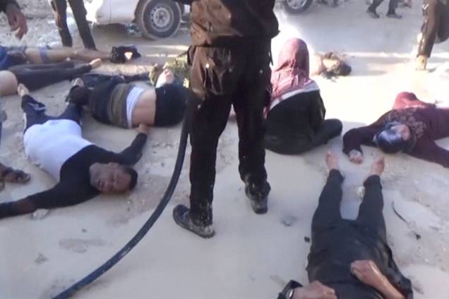 Ao menos 58 pessoas foram mortas e dezenas ficaram feridas em um suposto ataque químico, na cidade de Khan Sheikhoun, na Síria - 04/04/2017 Ao menos 58 pessoas foram mortas e dezenas ficaram feridas em um suposto ataque químico, na cidade de Khan Sheikhoun, na Síria - 04/04/2017
